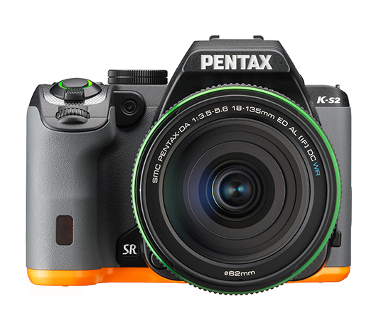 Cámara Pentax K-S2 en acabado "Black and Racing Stripe"