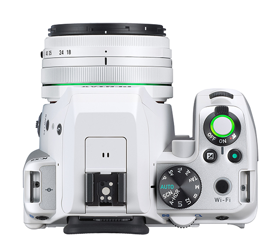 Cámara Pentax K-S en acabado "White and Lime", desde el punto de vista del usuario