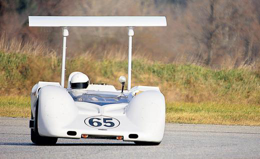 Coche de competición Chaparral 2E, en "powerslide", vista frontal