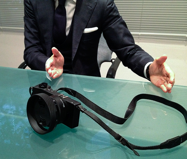 Manos de Mr. Kazuto Yamaki, con una Sigma dp2 en primer plano