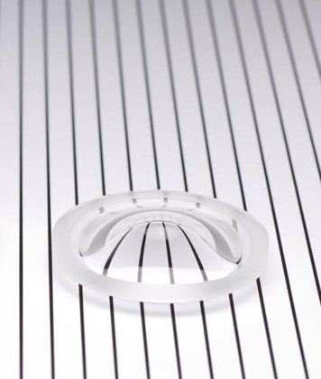 Una lente aesférica muestra sus complejas curvas