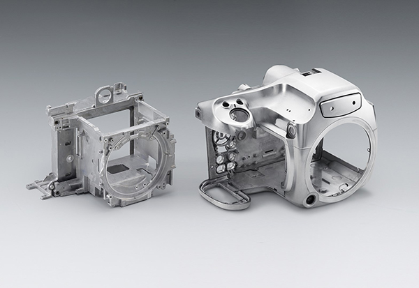 Cámara Pentax 645Z, despiece del chasis metálico y paneles externos