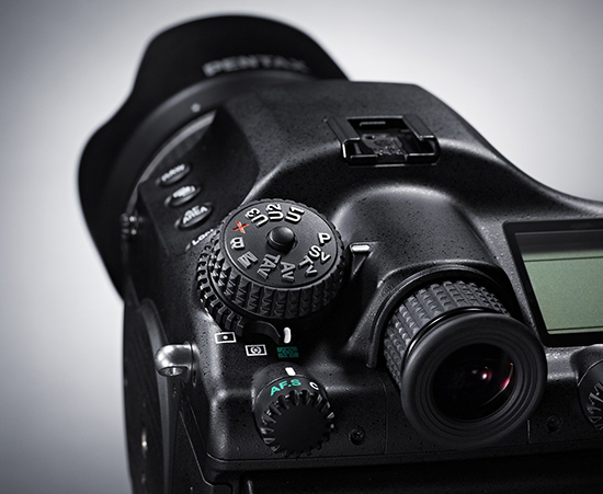 Cámara Pentax 645Z, vista de diales de mando en el lado izquierdo