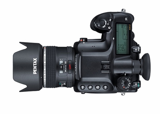 Cámara Pentax 645Z, vista completa, tumbada, desde la perspectiva de usuario