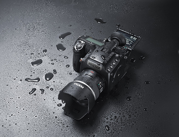 Cámara Pentax 645Z, mojada, con gotas de agua