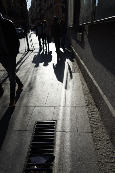 Sony 24-240 mm f/3,5-6,3, angular, escena urbana a contraluz, con sombras alargadas