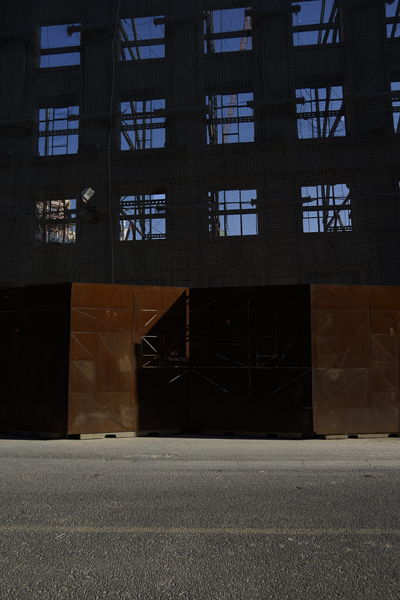 Sony 24-240 mm f/3,5-6,3, edificio en remodelación geométrica