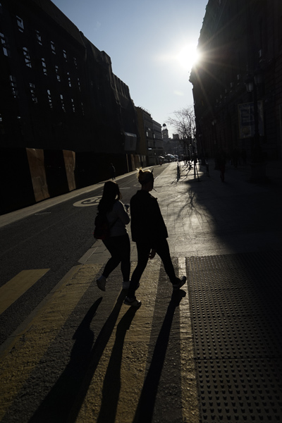 Sony 24-240 mm f/3,5-6,3, escena urbana a contraluz, con dos figuras