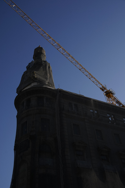 Sony 24-240 mm f/3,5-6,3, edificio en remodelación, composición con grúa