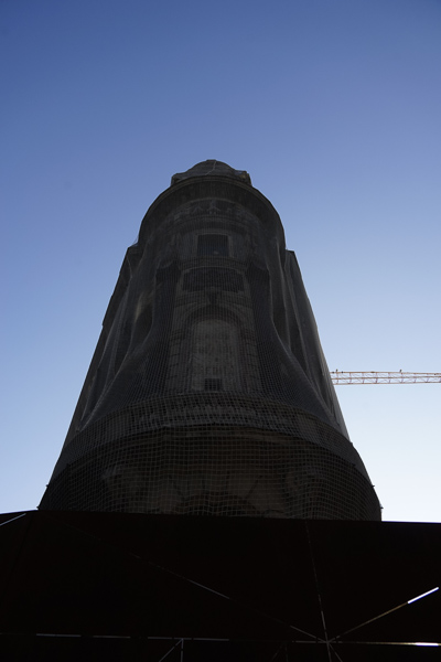 Sony 24-240 mm f/3,5-6,3, edificio en remodelación, composición con grúa