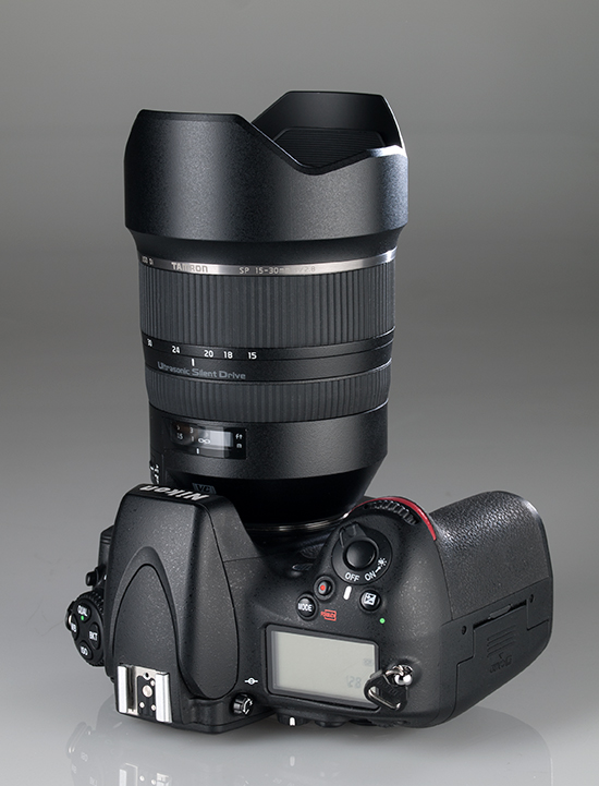 Objetivo Tamron SP 15-30 mm f/2,8 montado sobre una Nikon D800
