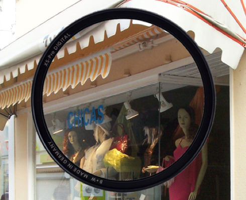 Filtro polarizador B+W, con efecto sobre un escaparate