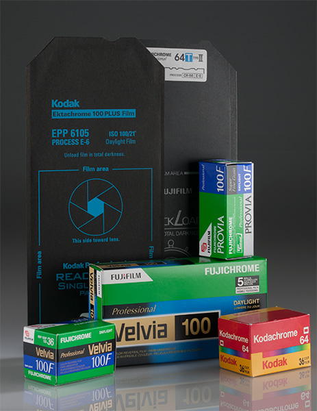 Un surtido de películas fotográficas en distintos formatos, incluyendo el 4x5 pulgadas