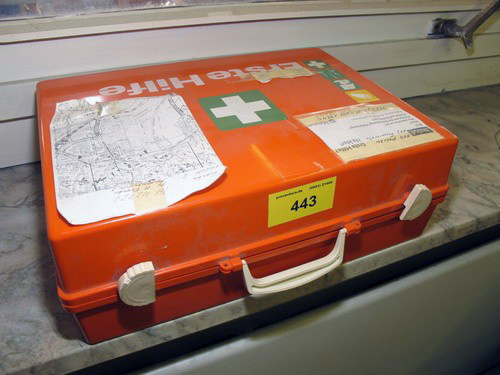 maletín de primeros auxilios con plano de la ruta para acceder al hospital más cercano