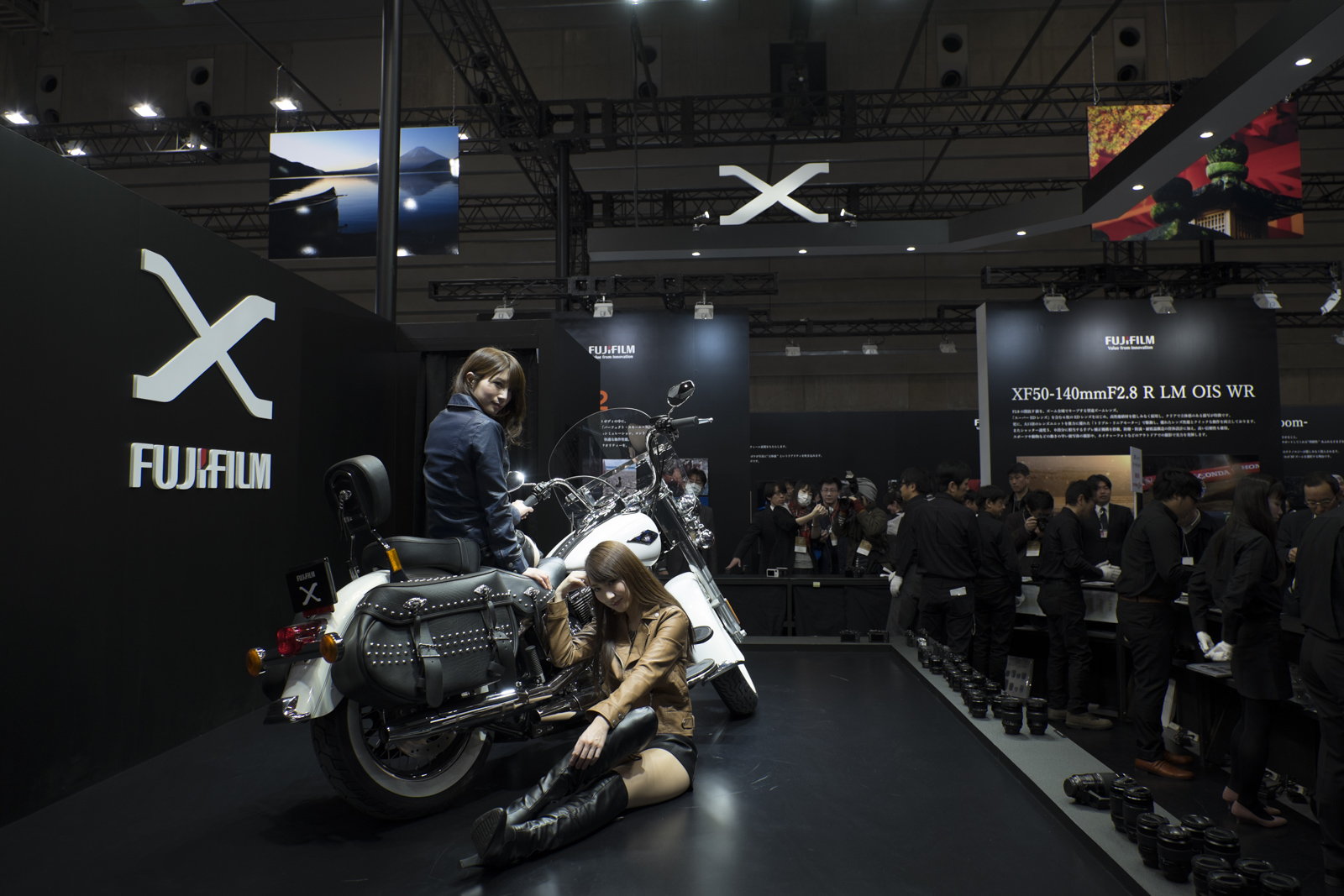 Fujifilm-XF 16-55 mm f/2,8, vista del estand Fujifilm en la CP+, toma en angular