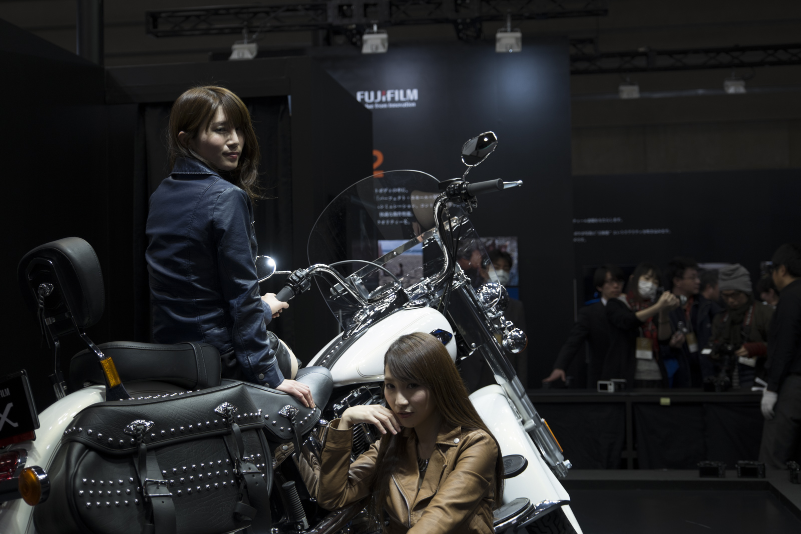 Fujifilm-XF 16-55 mm f/2,8, vista del estand Fujifilm en la CP+, toma en focal media