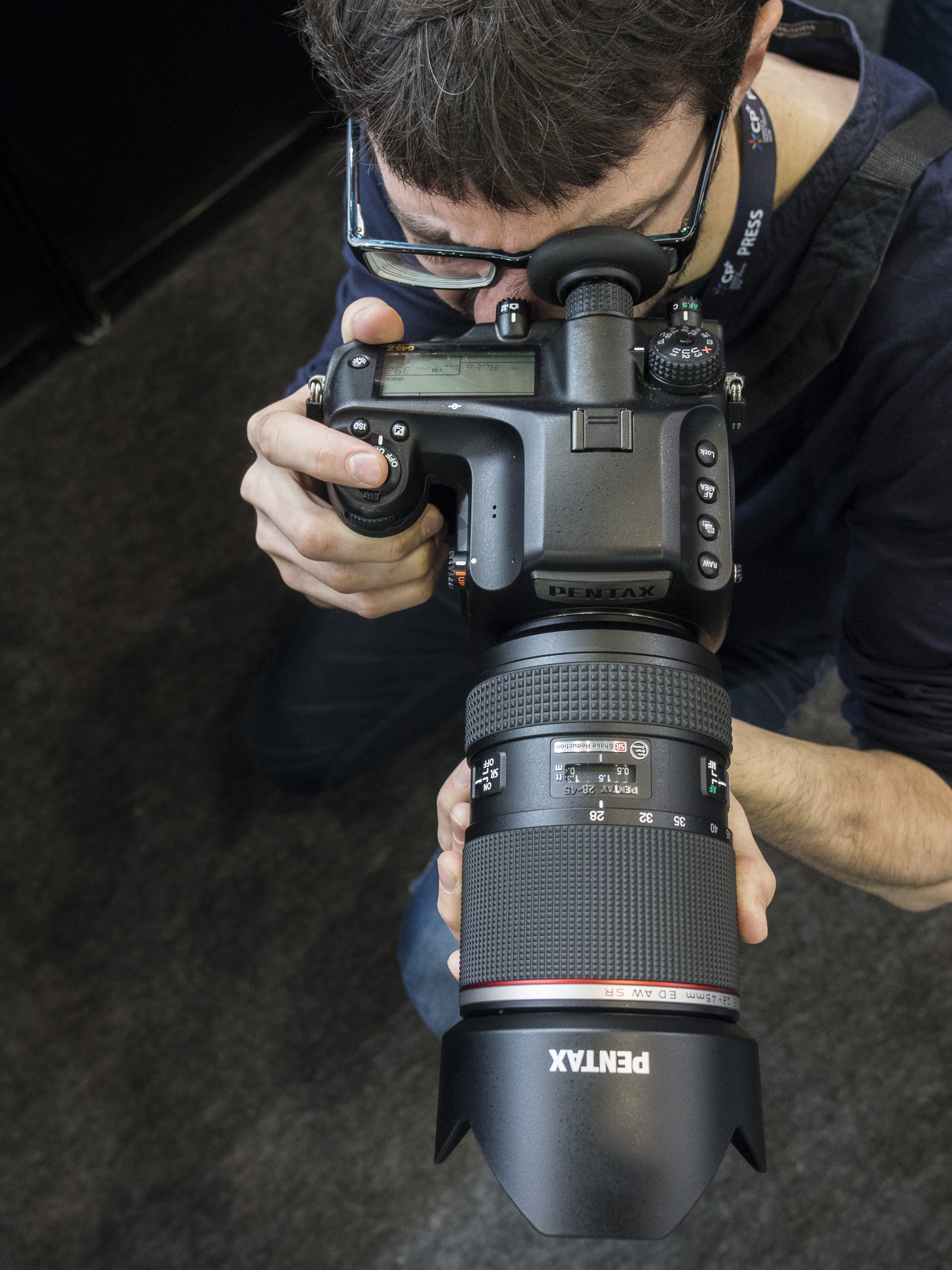Pentax-DA 645 28-45 mm f/4,5 ED AW SR, monado sobre una 645Z, sostenida por un fotógrafo