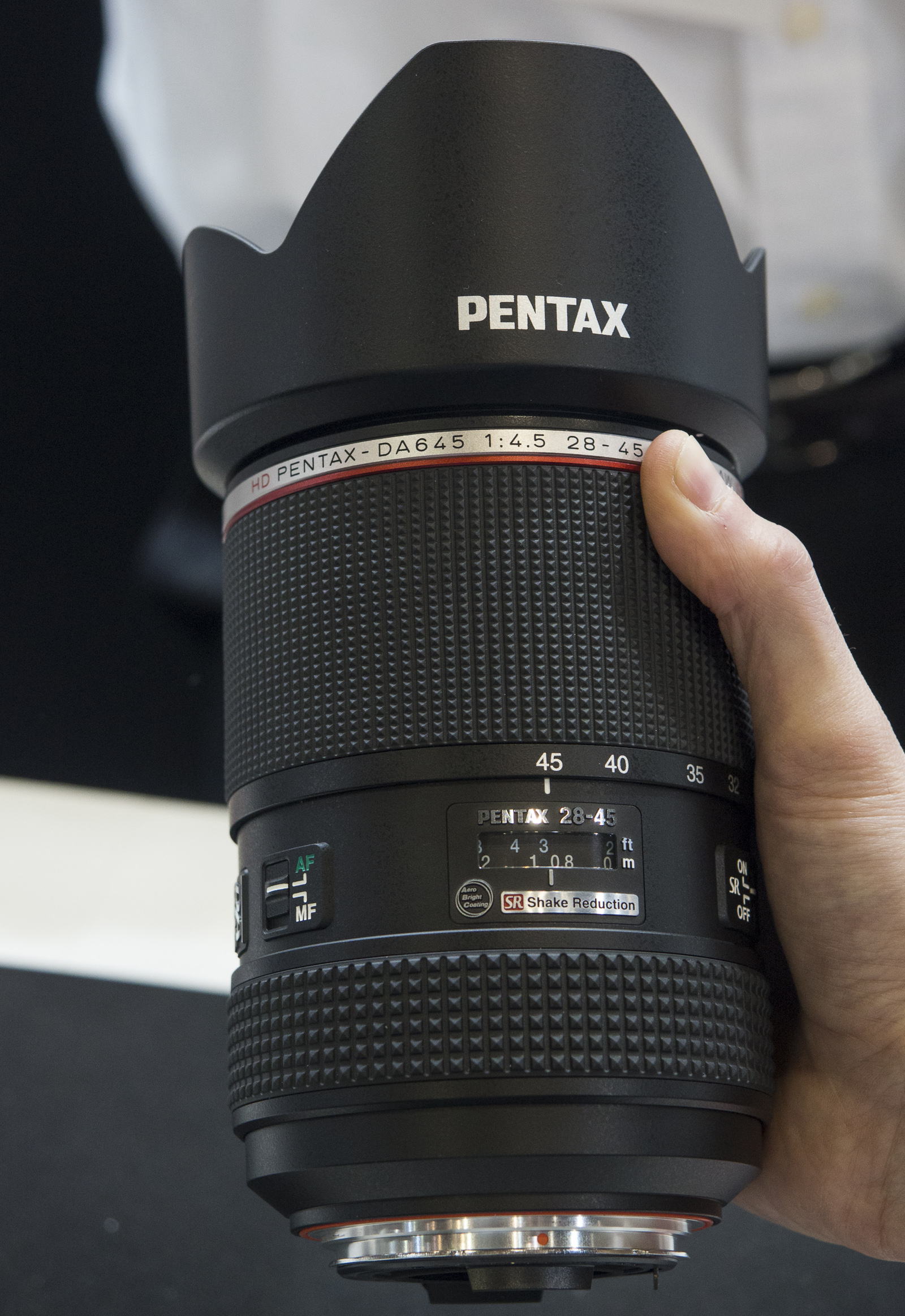 Pentax-DA 645 28-45 mm f/4,5 ED AW SR, en una mano
