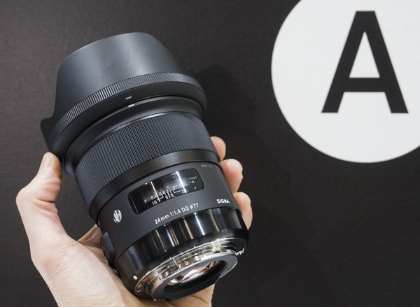 Sigma 24 mm f/1,4 DG HSM Art, en la mano
