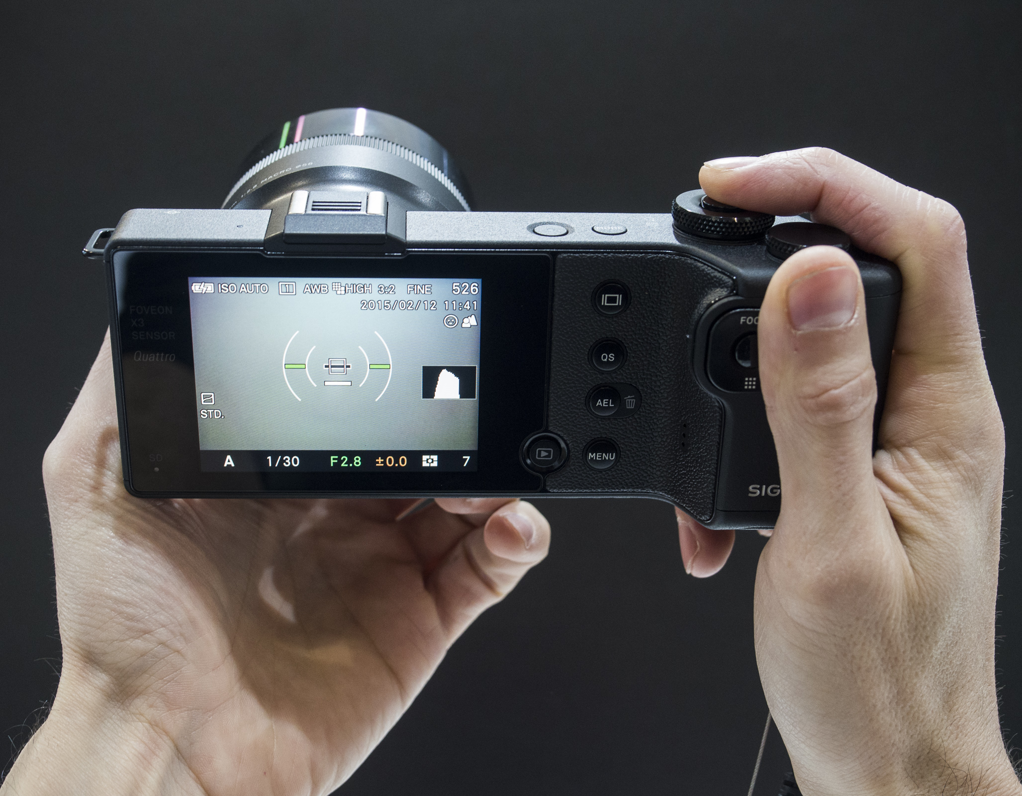 Sigma dp3 Quattro, en las manos, se ve la pantalla