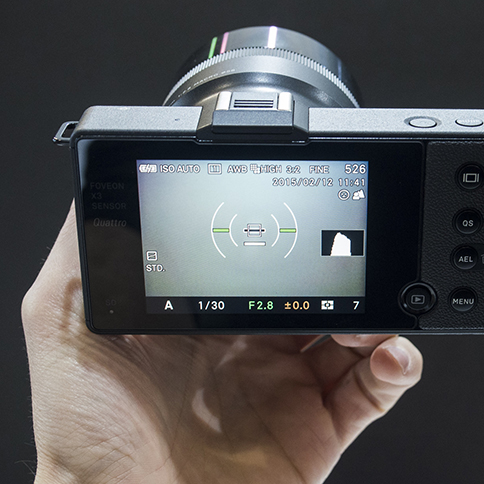 Sigma dp3 Quattro, en una mano, miniatura