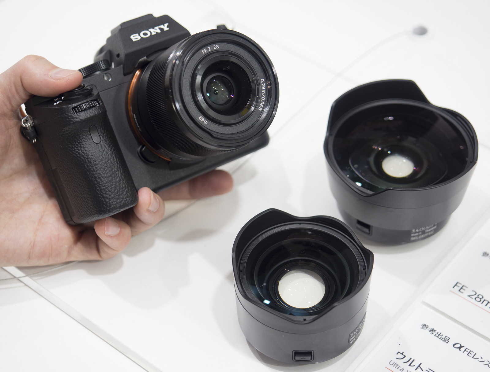 Sony FE 28 mm f/2, sobre una A7 II, con los dos convertidores disponibles