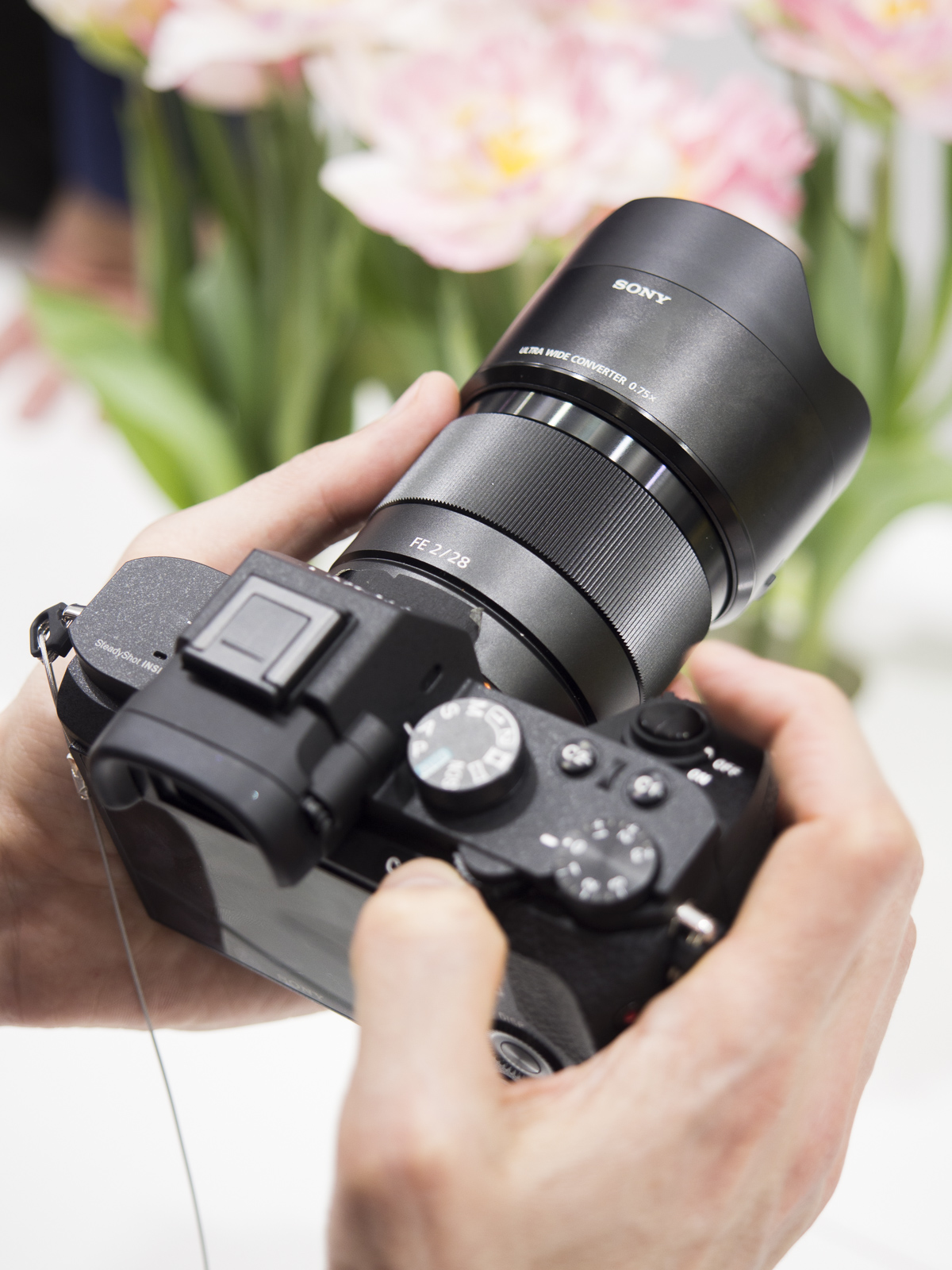 Sony FE 28 mm f/2 con el convertidor ultra gran angular 21 mm acoplado, sobre una A7 II