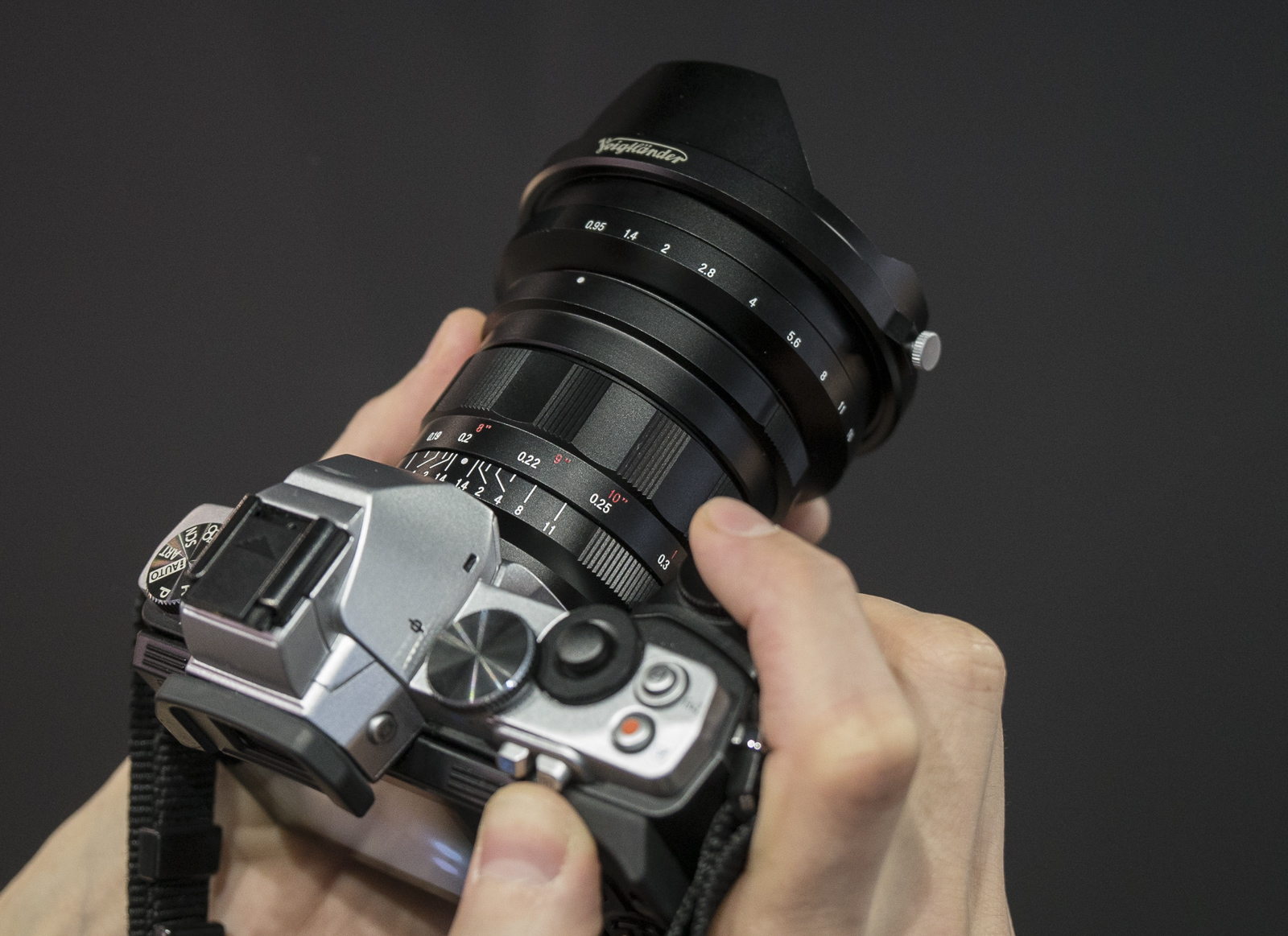 Voigtländer Nokton 10,5 mm f/0,95, montado en una Olympus OM-D E-M5