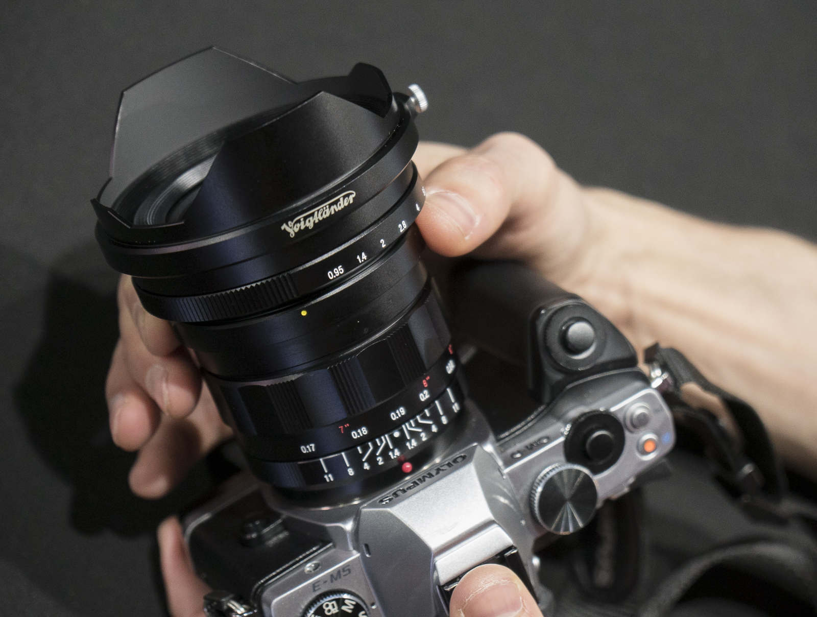 Voigtländer Nokton 10,5 mm f/0,95, manejando el doble aro de diafragmas