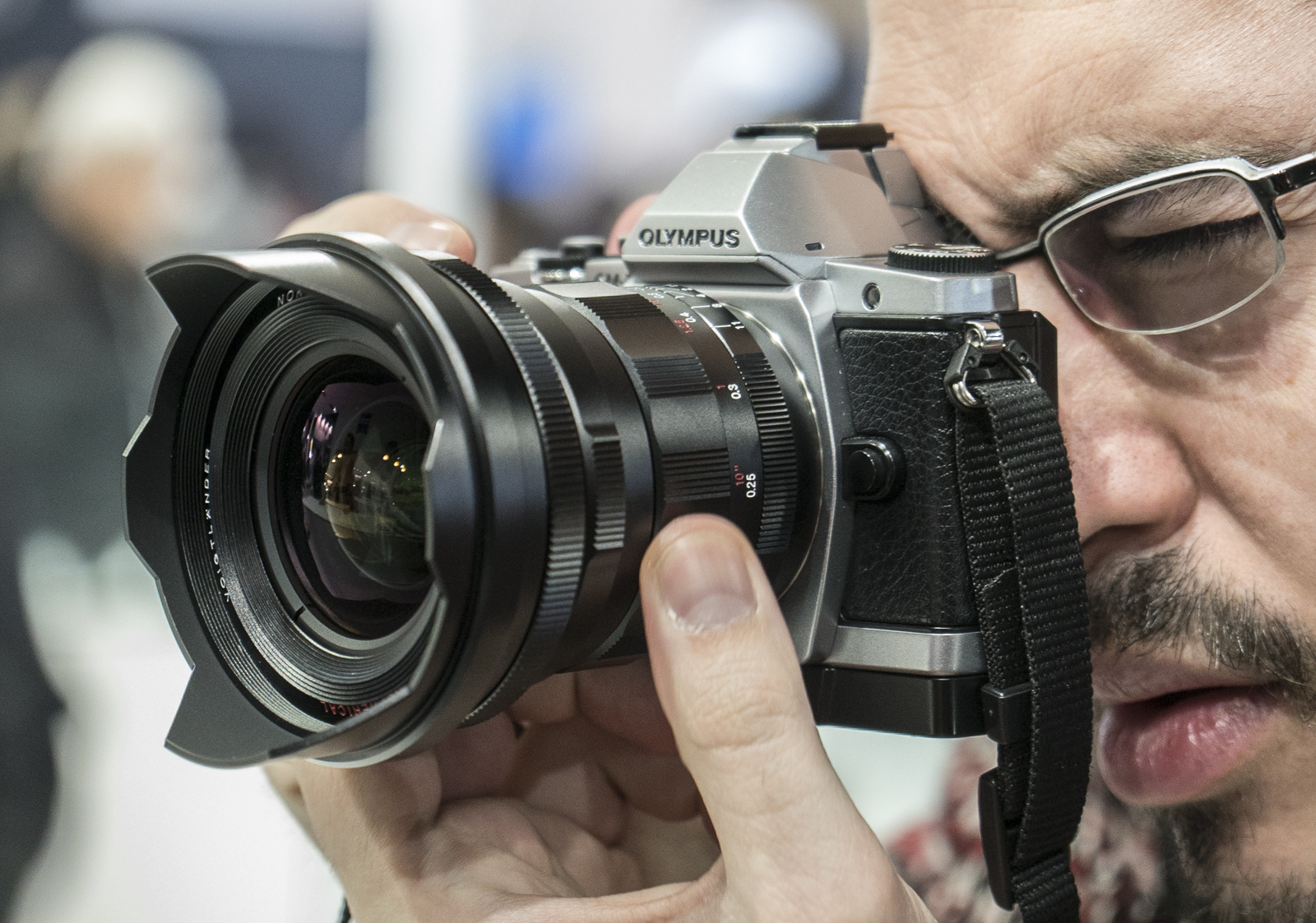Voigtländer Nokton 10,5 mm f/0,95. Un fotógrafo lo emplea sobre una E-M5