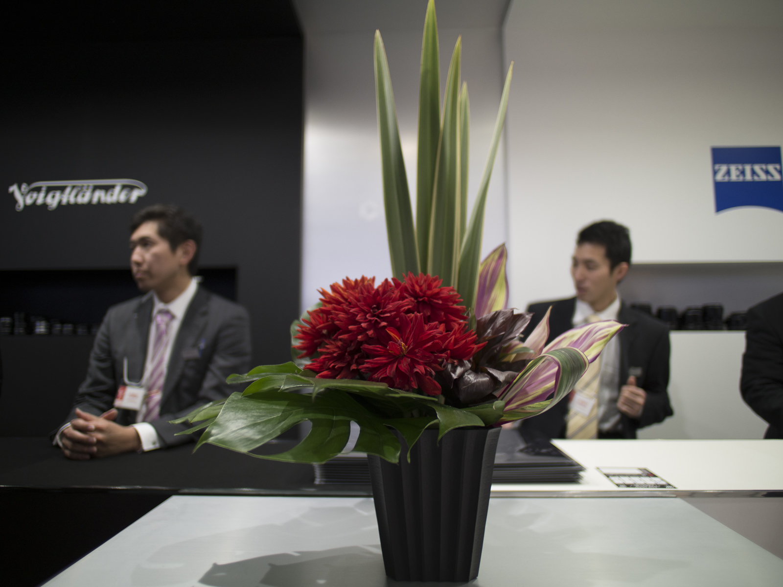 Toma de un florero, en ambiente de feria