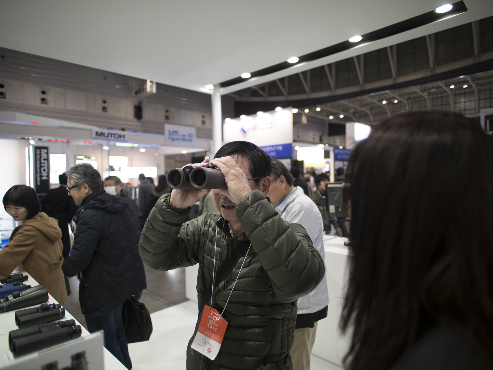 Ambiente de feria, toma mediante un Voigtländer Nokton 10,5 mm f/0,95