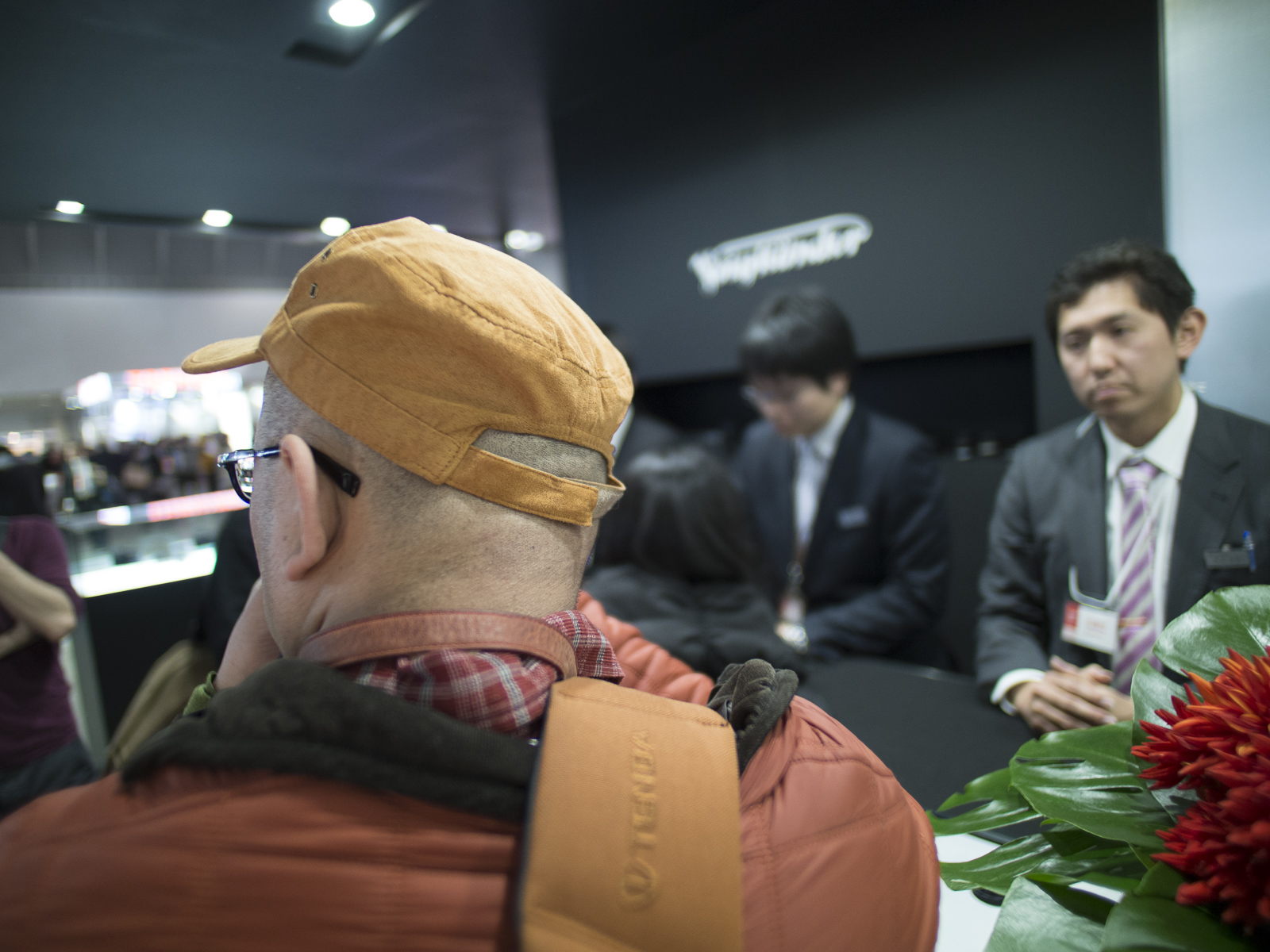Ambiente de feria, toma mediante un Voigtländer Nokton 10,5 mm f/0,95