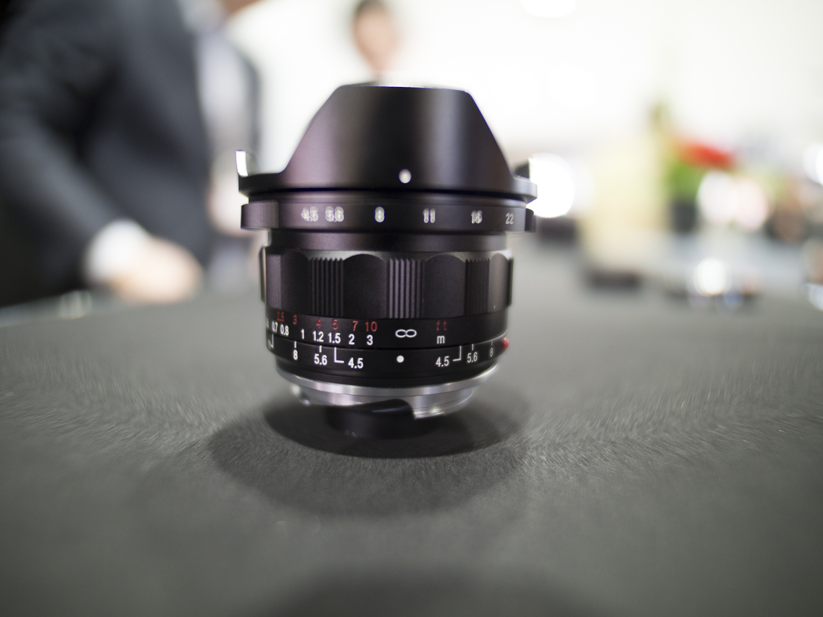 Toma próxima de un objetivo mediante Voigtländer Nokton 10,5 mm f/0,95. Extraordinario bokeh.