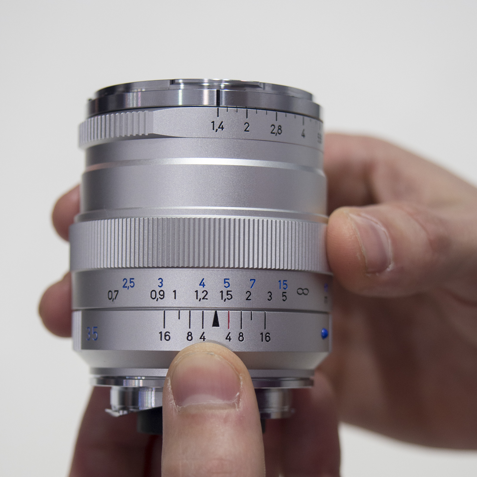 Zeiss Distagon T* 35 mm f/1,4 ZM, escala de distancias de enfoque y aberturas de diafragma