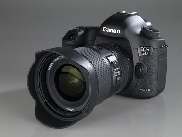 Canon EF 16-35 mm f/4 L IS USM Montado sobre la Canon EOS 5D MIII