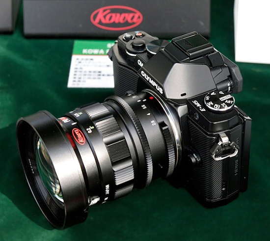 El Kowa Prominar 8,5 mm f/2,8/T3.0 montado sobre una OM-D E-M5
