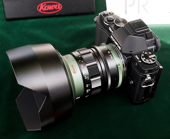 El Kowa Prominar 12 mm f/1,8/T1.9 montado sobre una OM-D E-M5