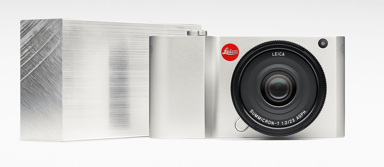 Leica T frente al bloque de aluminio a partir del cual se fresa el cuerpo