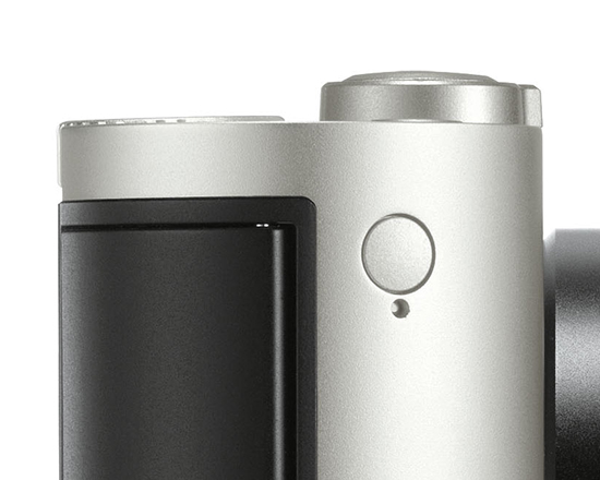 Leica T, detalle del sistema de anclaje para la corrrea, en el lado de la cámara