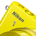 Cámara Nikon 1 S2, en color amarillo ácido, vista parcial