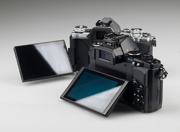 Olympus E-M5 y E-M5 Mark II, muestran pantallas articuladas