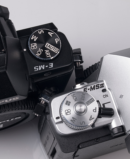 Comparación de los mandos de la parte superior izquierda, E-M5 y E-M5 Mark II