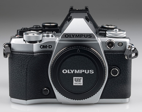 Una E-M5 Mark II por delante de una E-M5