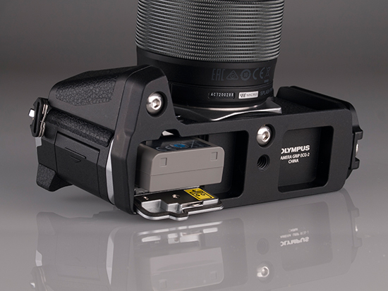 Olympus E-M5 Mark II con montura especial con colas de milano, parte inferior, con batería