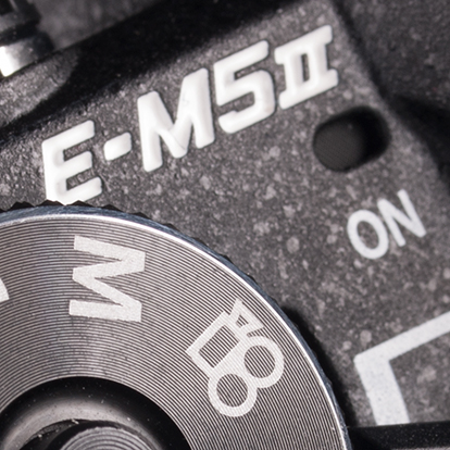 Logotipo y dial de la Olympus OM-D E-M5 Mark II