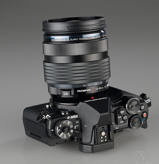 Una Olympus E-M5 Mark II negra, con objetivo M.Zuiko Digital 12-40 mm f/2,8 PRO