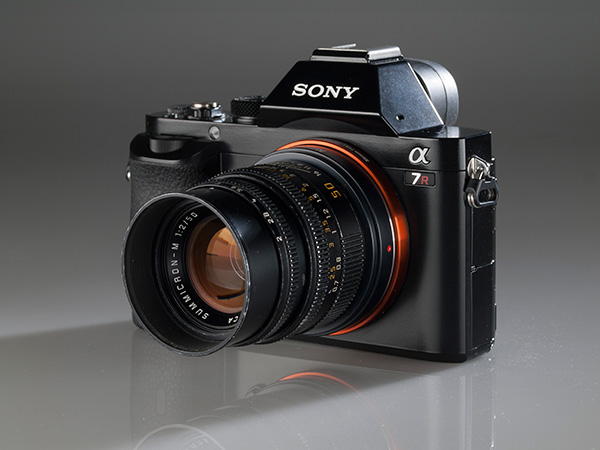Una Sony A7R para 24 x 36 mm con un Leica Summicron-M 50 mm f/2 diseñado en 1969