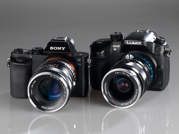 Sony A7S con un Carl Zeiss Planar T* 50 mm f/1,4 y una Panasonic GH4 con un Carl Zeiss Distagon T* 25 mm f/2,8 ambos acoplados mediante adaptador