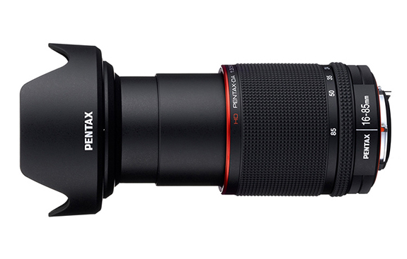 Objetivo HD Pentax-DA 16-85 mm f/3,5-5,6 ED DC WR, extendido a la focal de 85 mm